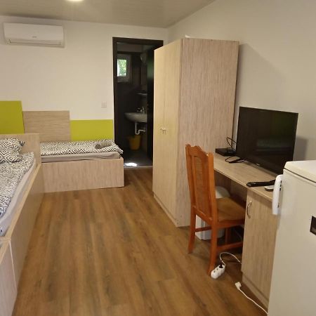 Tiszaliget Apartman Es Szallo Bed & Breakfast Szolnok Exterior photo